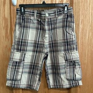 Boy’s United Colors of Benetton. Plaid cargo shorts. Size L/8-9 years.